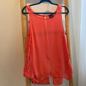 Wall Papher Coral Woven accents, short sleeve Top. Sz L